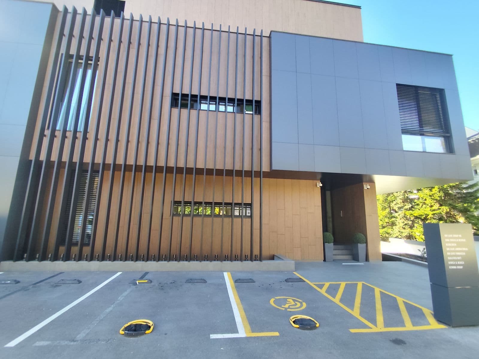 Fasada savremenog poslovnog objekta