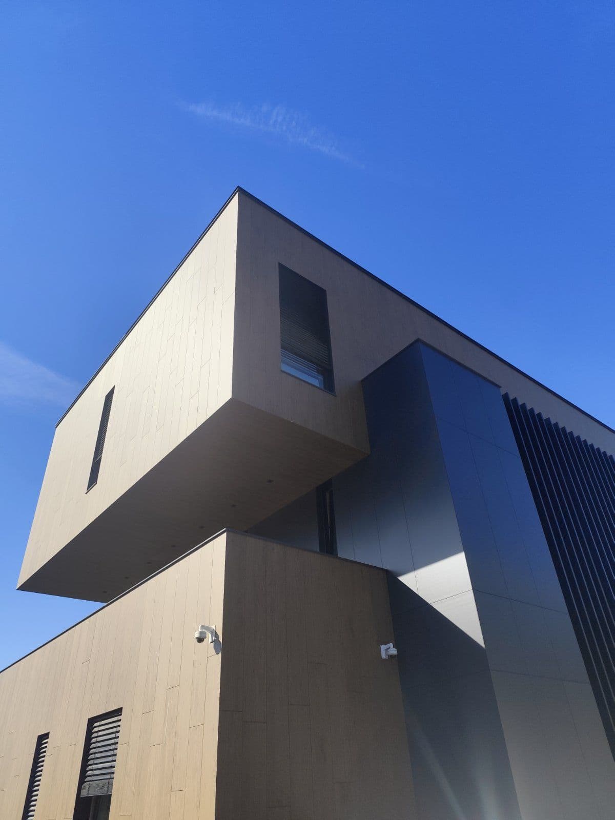 Fasada savremenog poslovnog objekta